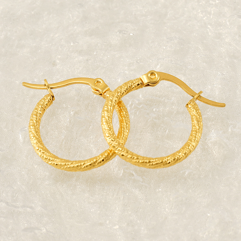 Pendientes redondos de acero inoxidable simples de moda transfronteriza nuevos pendientes geométricas de acero de titanio dorado de 18k al por mayor