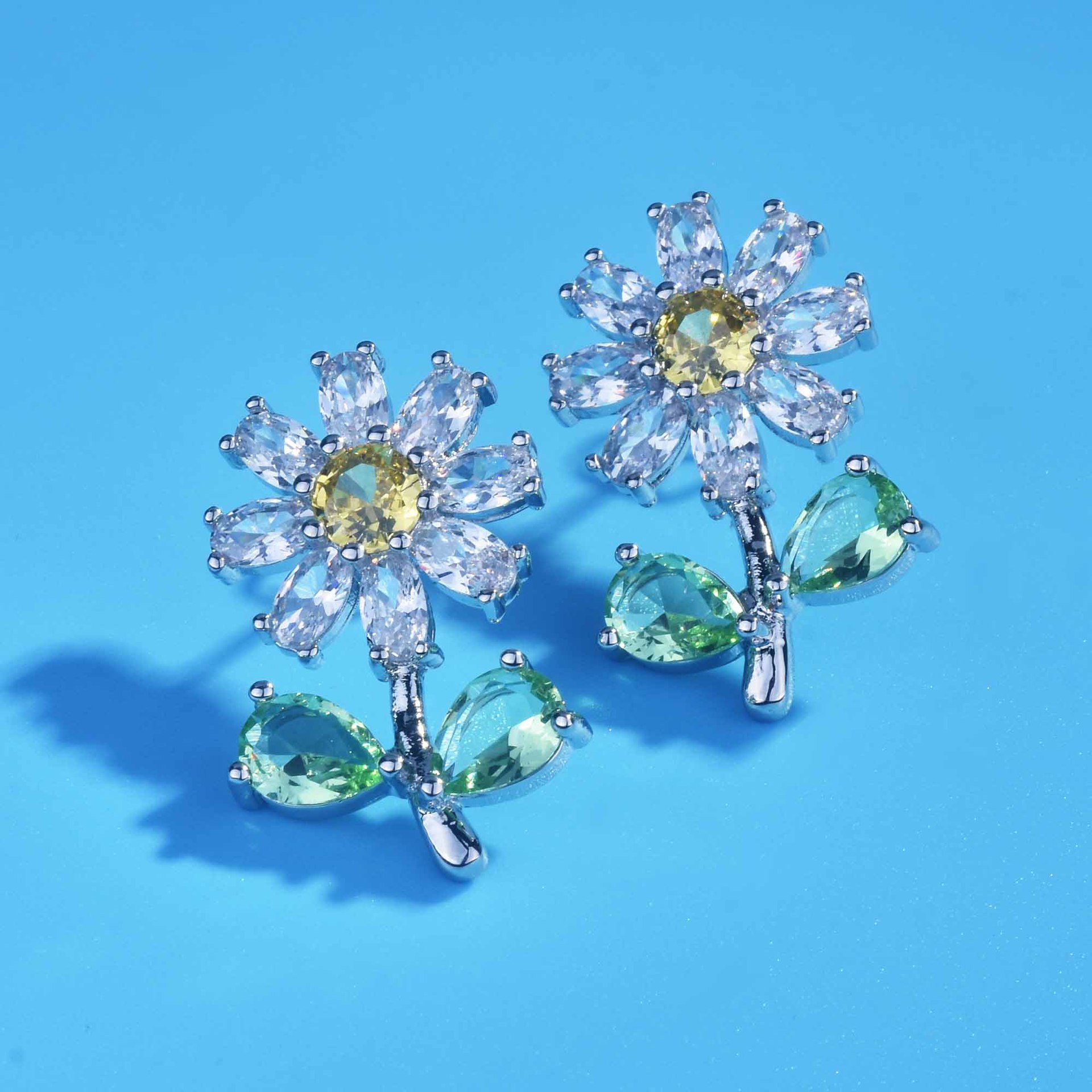 Super Flash High Carbon Diamond Small Daisy Small Flower Earrings Chrysanthemum Earrings display picture 15