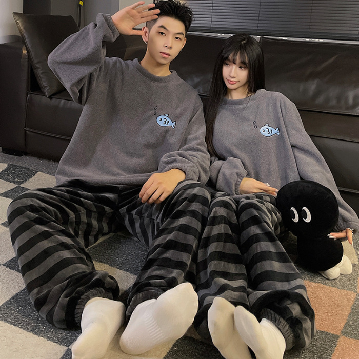 Pareja pijamas Otoño e Invierno arroz polar cuello redondo dulce de dibujos animados forrado de lana gruesa de coral cálido se puede usar fuera traje