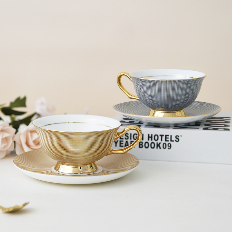 Taza de café pintada de oro de porcelana de lujo ligera Taza de té de la tarde francesa Ceremonia de niña DE ALTO aspecto sentido taza de desayuno de alto grado