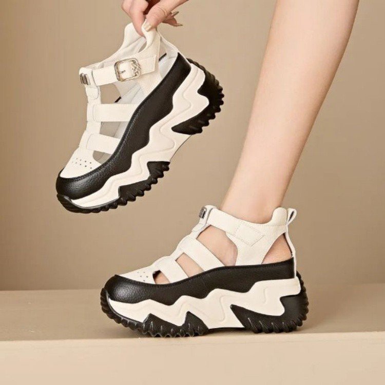 Dad sandalias mujeres verano 2026 nuevo suela suave ligera hueco transpirable altura casual moda versátil zapatos blancos pequeños