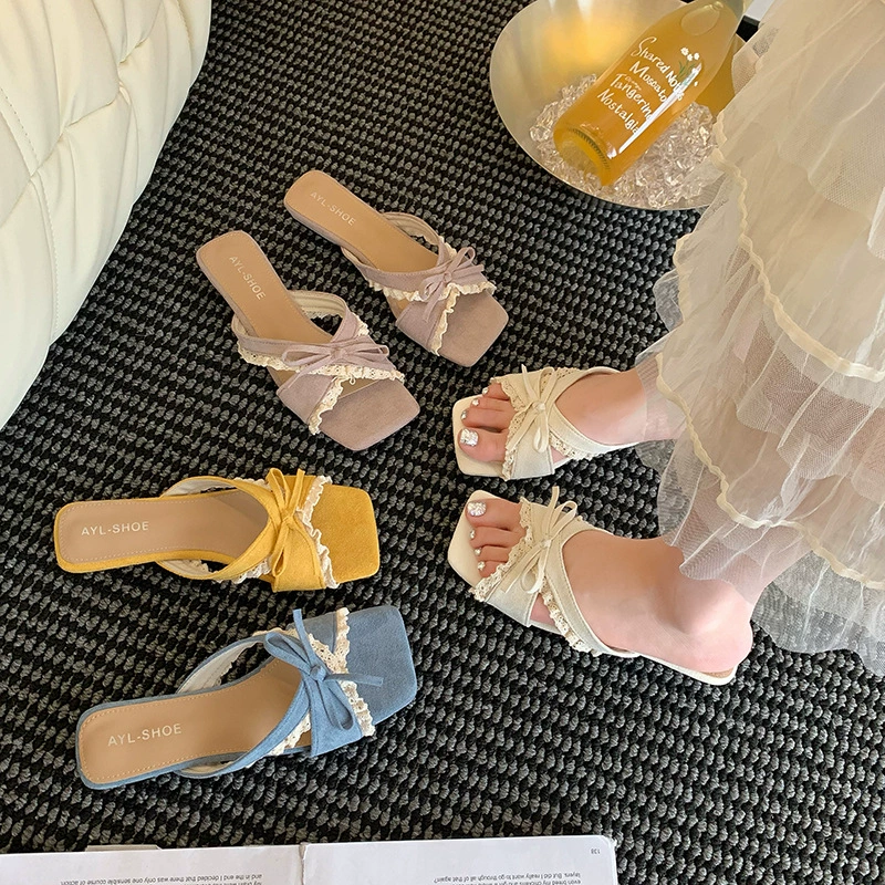 Фея носит модные сандалии на улице 2025 новый стиль средней каблукой с квадратной головой с юбкой сандалии женские туфли