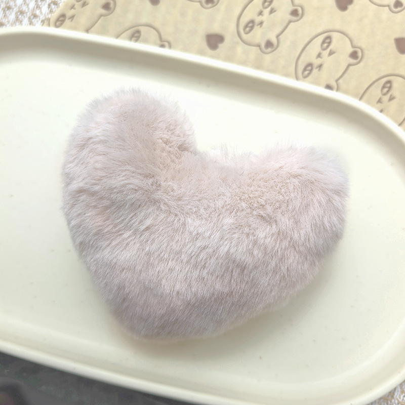 メーカーの現物のぬいぐるみのハート型のキーホルダーの部品8*9cmの毛玉