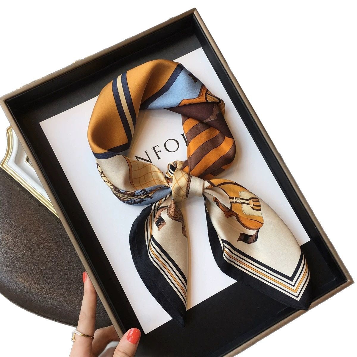 2025 nueva toalla cuadrada de primavera y verano fresca y reducida, nicho ligero y lujoso, bufandas de seda de imitación de mujer universal