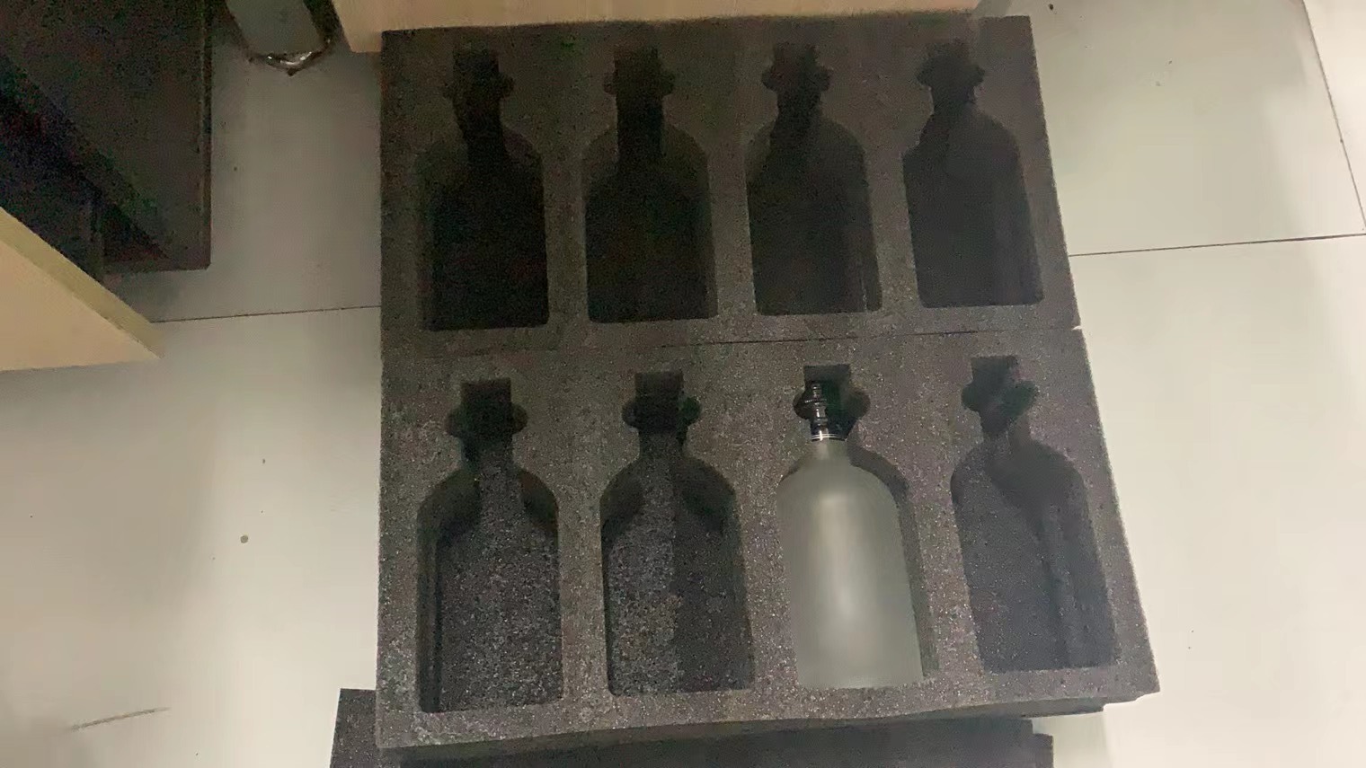 厂家供应黑色珍珠棉成型异形缓冲酒瓶包装泡沫/成型异形酒瓶包装