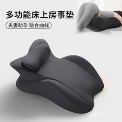 記憶綿は寝枕に腹ばいになっています。大人のベッドに腹ばいになっています。