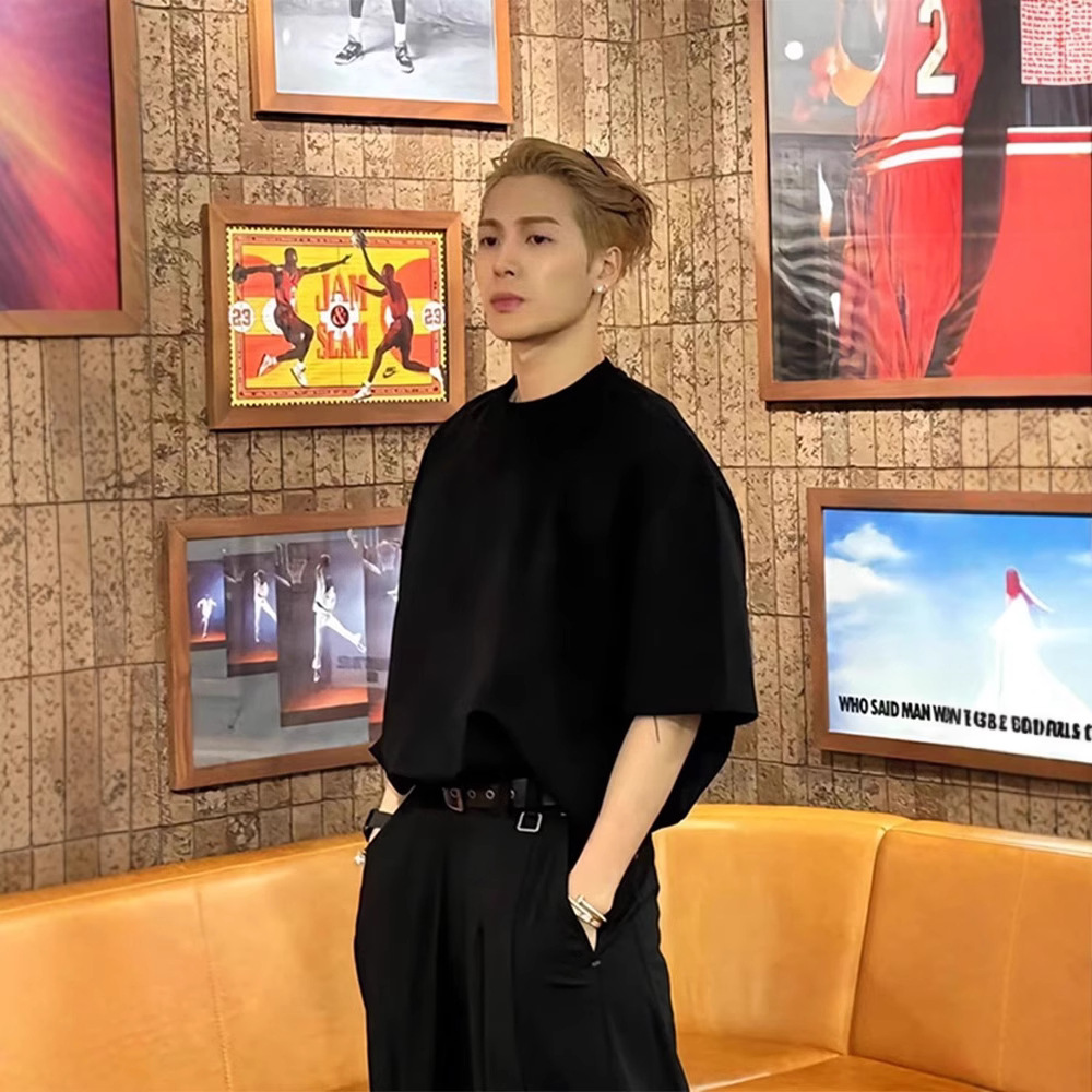 Wang Jiaer와 같은 스타일의 남성용 블랙 오버숄더 티셔츠, 여름 착용, 헤비웨이트 반소매가 있는 순면 반팔 작은 네크라인