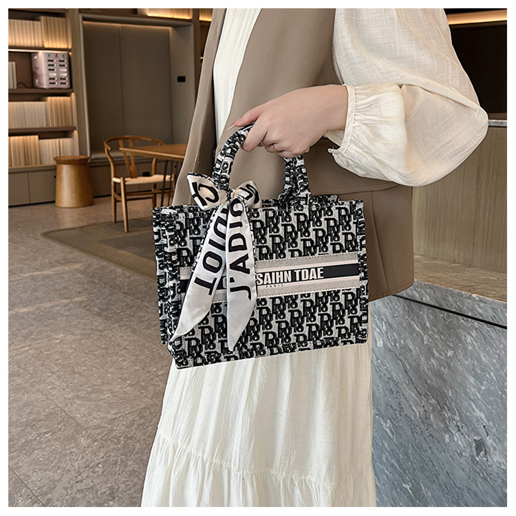 Bolso de tela transfronterizo para mujer 2025: moda de tendencia, gran capacidad, bolso de hombro de alta gama, versátil y a la última.