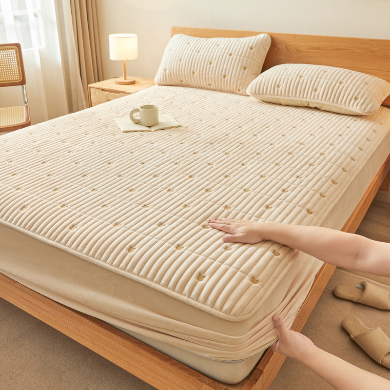 Winter thickened baby velvet quilted bedspread three-piece set embroidered quilted bedspread milk velvet mattress protective cover non-slip