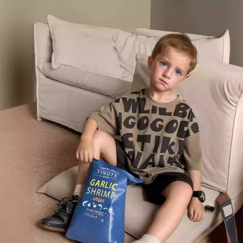 2024 nueva camiseta de cuello redondo para niños de verano manga corta de moda para niños media manga estilo coreano top de bebé moda masculina