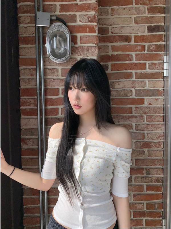 女性のためのワンショルダーフェイクツーピーススプライシング花柄半袖Tシャツ、夏のホットガールのためのユニークなデザイン、スリムで美しいトップ|undefined