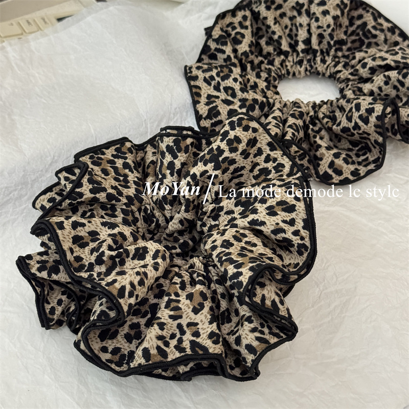 Retro fashionable big ponytail