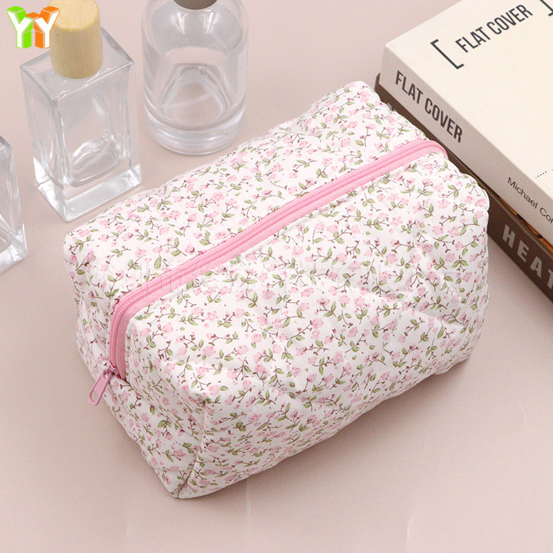 Kleine, frische Reise-Kulturtasche mit Blumenmuster, gesteppte, flauschige Kosmetik-Aufbewahrungstasche mit Reißverschluss für Hautpflegeprodukte für Damen_voghion.com