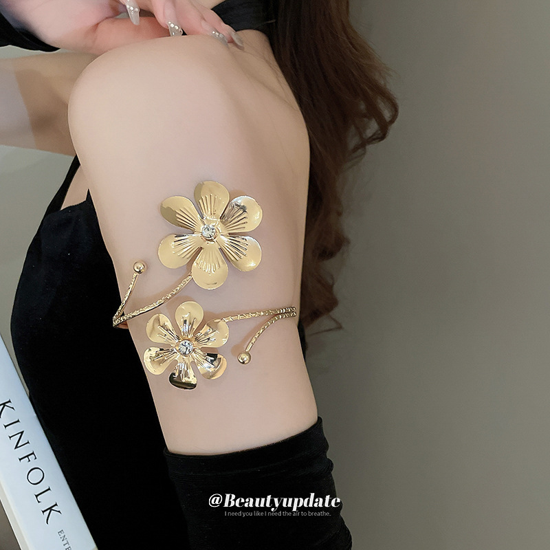 Brazalete abierto de hojas de flores de múltiples capas de viento frío, pulsera de todo fósforo de personalidad de alta gama, brazalete de estilo explosivo de lujo ligero europeo y americano