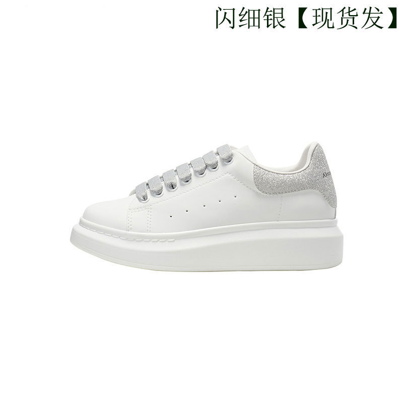 Alta versión McQueen zapatos blancos de suela gruesa mujer 2025 nuevo estilo de cuero salvaje con aumento interior pareja zapatos casuales zapatos de mujer