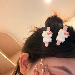 ハローキティは腹ばいになって横になってkt猫を挟みます。前髪を挟みます。