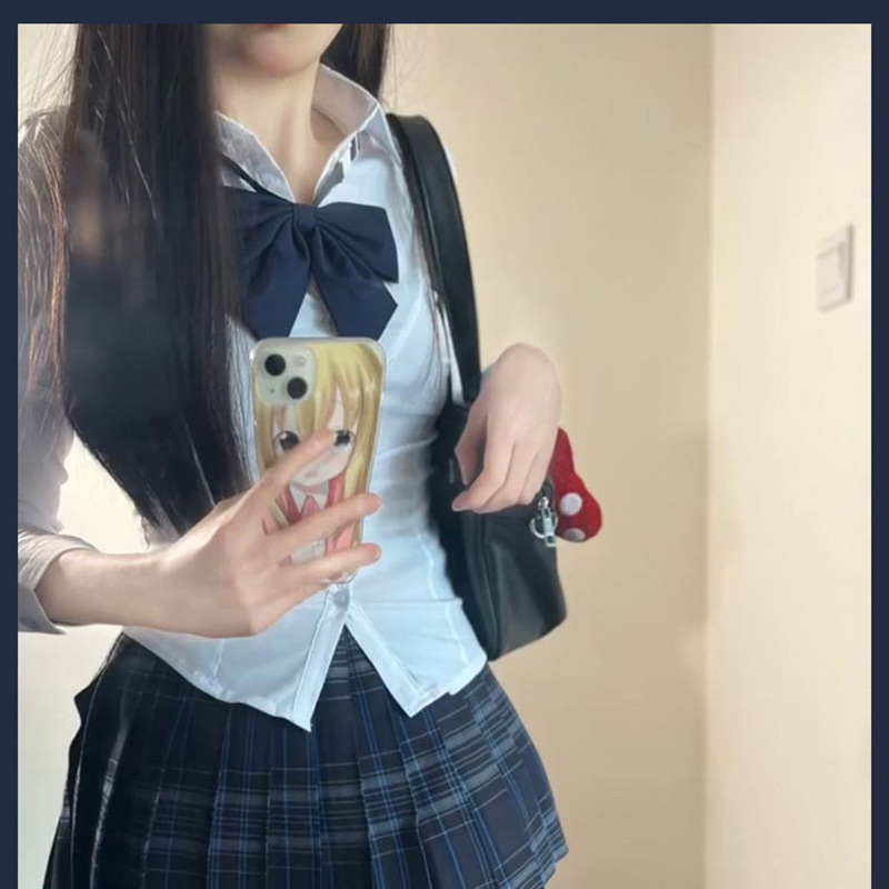 Jk制服は腰のシャツの上着を収めています。|undefined