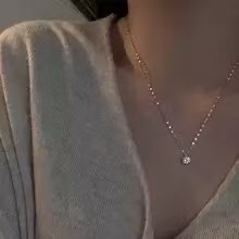 女性用ネックレス、多用途、ハイエンド、シングルダイヤモンドペンダント、鎖骨チェーン、ニッチ、軽い高級感、シンプルな親友ペンダントアクセサリー|undefined