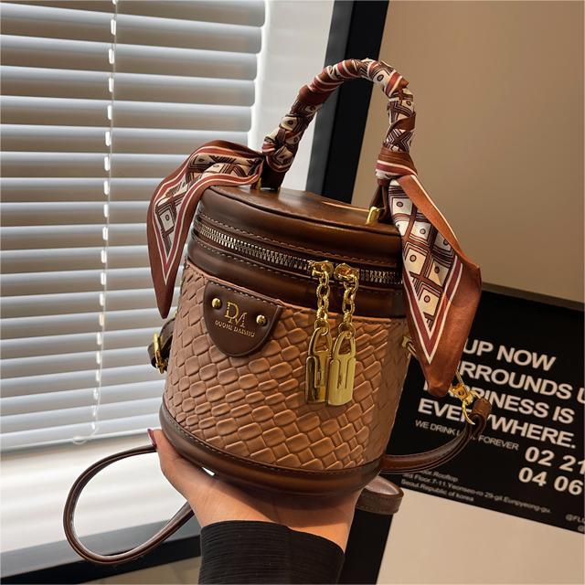 Bolso pequeño tejido de alta calidad para mujeres 2023 nuevo popular bolso de mensajero popular estilo occidental bolso de cubo del todo-fósforo