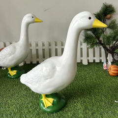 花園の庭の装飾品の置物の大きい白いアヒルの大きいサイズのシミュレーションの動物の装飾の置物の池の創造物の景観の置物