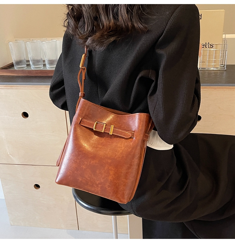 Women's Medium Pu Leather Solid Color Vintage Style Zipper Shoulder Bag display picture 9