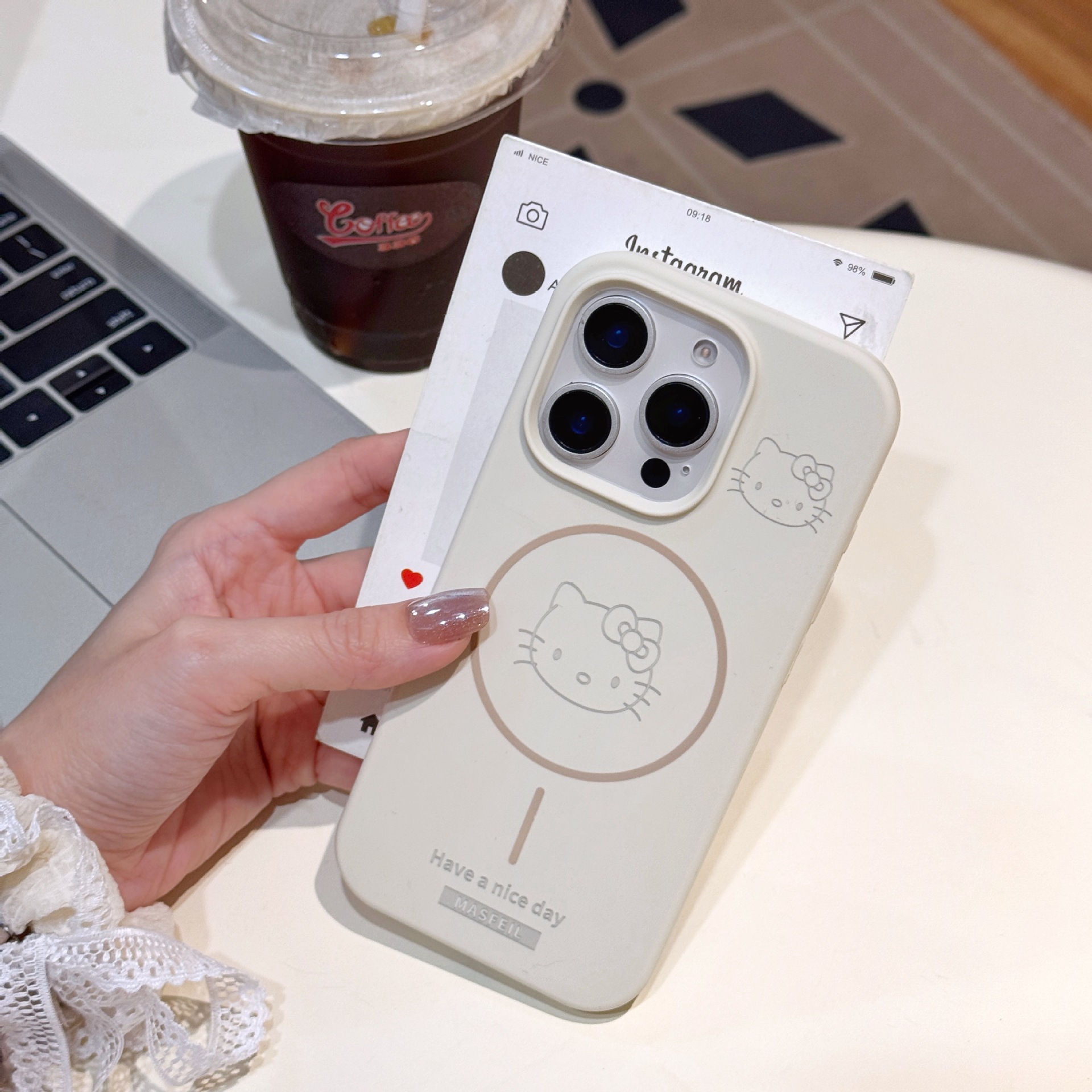 Aplicable iPhone16ProMax caja de teléfono móvil de succión magnética de gato de gatito líquido Apple 15P caja de teléfono de gran agujero de círculo fino
