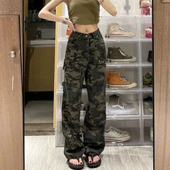 アメリカ式hiphop迷彩工装ズボンの女性は太っています。