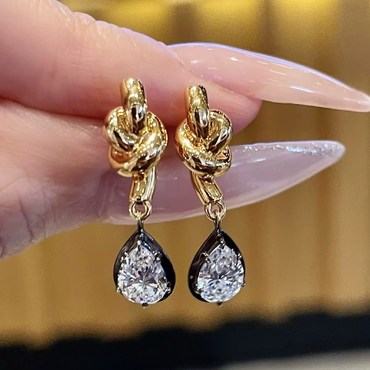 18K黄金培育钻石耳环黑金水滴5*7梨形ins风耳钉欧美海外一件代发