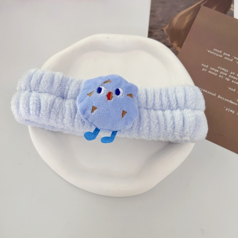 顔を洗って髪を洗って新型の少女の韓国の化粧をつけてマスクの専用のカチューシャをつけます。