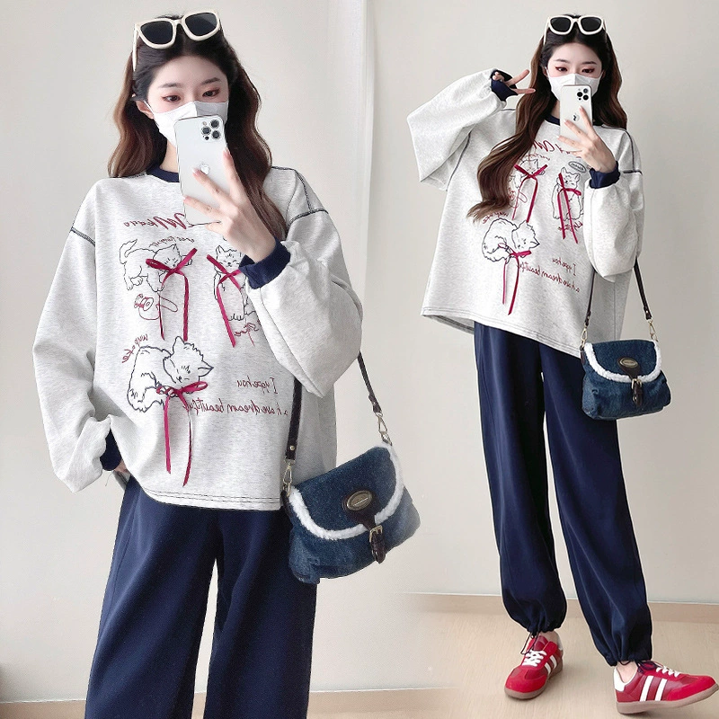 На месте корейская версия с круглым вырезом с принтом большого размера