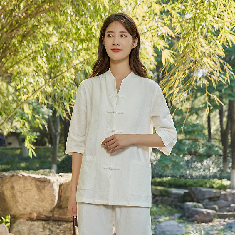 Белый женский костюм с рукавами три четверти.