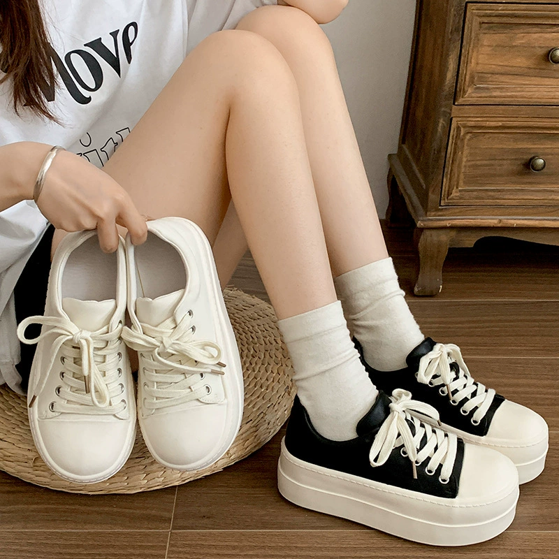Модные пригородные ретро увеличенные толстые подошвы маленькие белые туфли женские 2024 новые осенние дикие легкие повседневные спортивные кроссовки