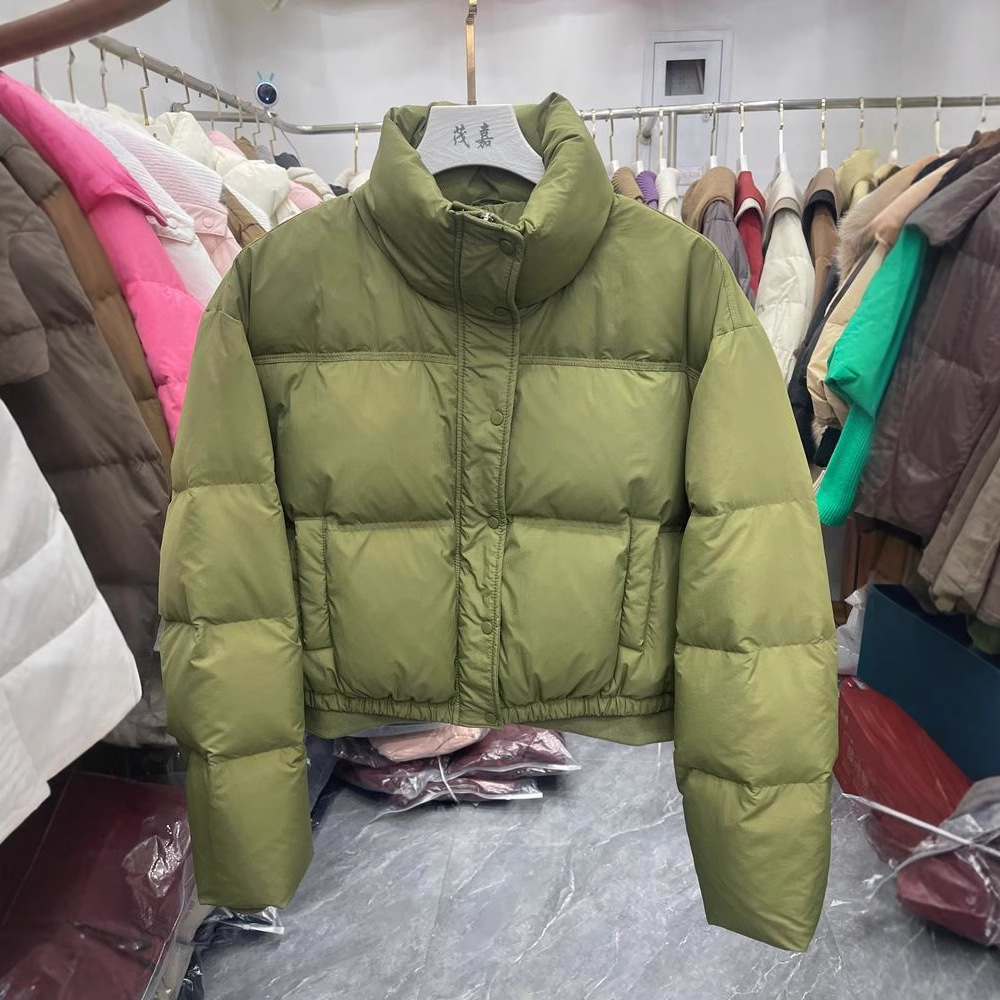 Chaqueta corta de plumón para mujer, nueva colección invierno 2025, cuello alto, corte holgado, abrigo acolchado grueso para tallas pequeñas.