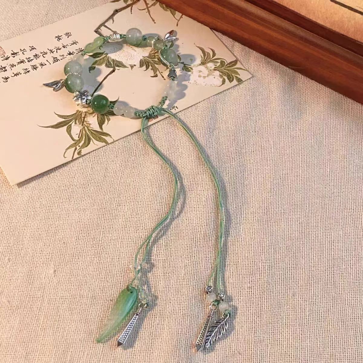 고대 스타일의 대나무 잎 땋은 팔찌