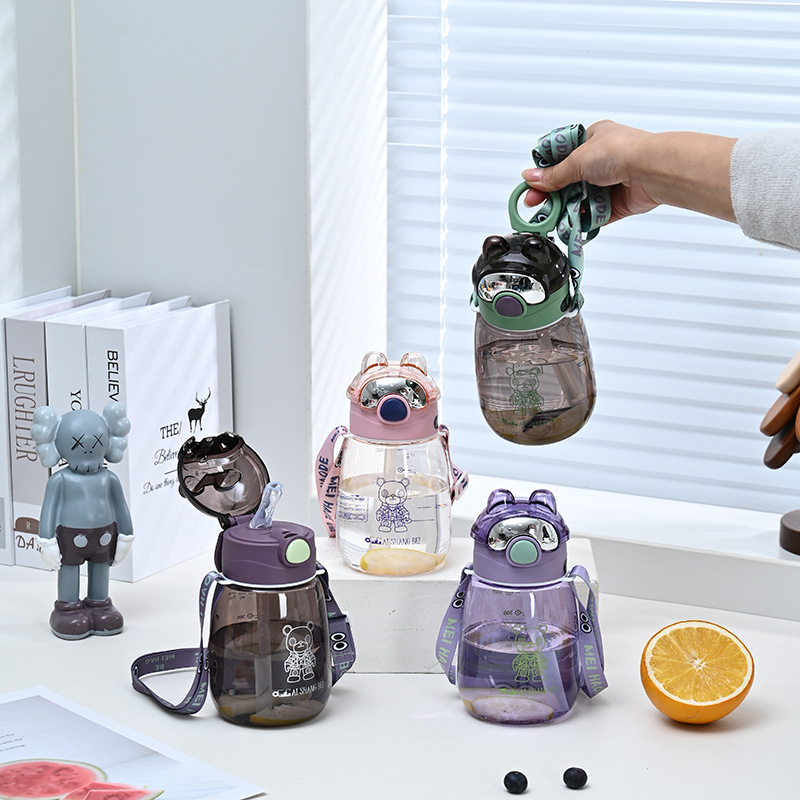 Caricatura encantadora oso mecánico para niños taza de paja portátil cinturón de cuerda para niños pequeños taza de aprendizaje de bebidas cubierta de bala de plástico a prueba de caídas