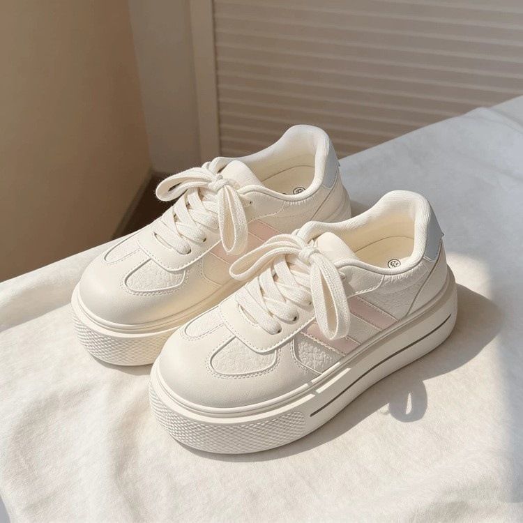 Zapatos blancos pequeños aumentan la altura de los zapatos de skate casuales de la mujer 2026 primavera y verano nuevos zapatos de skate de estudiantes pequeños