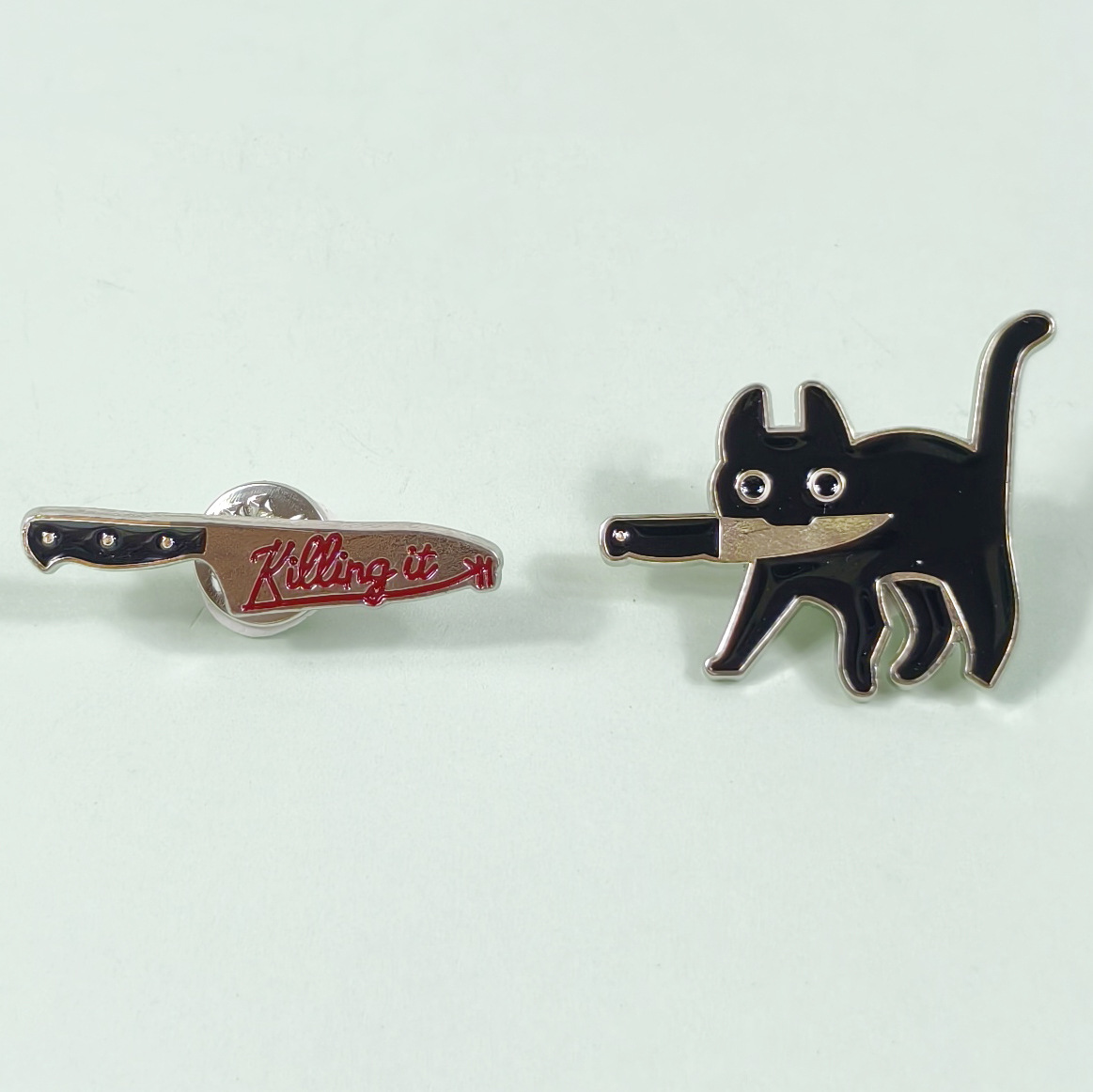 Personalidad, divertido, cuchillo, gato, insignia de metal, cuchillo, letras en inglés, decoraciones creativas, broche de ropa de aceite de goteo de aleación