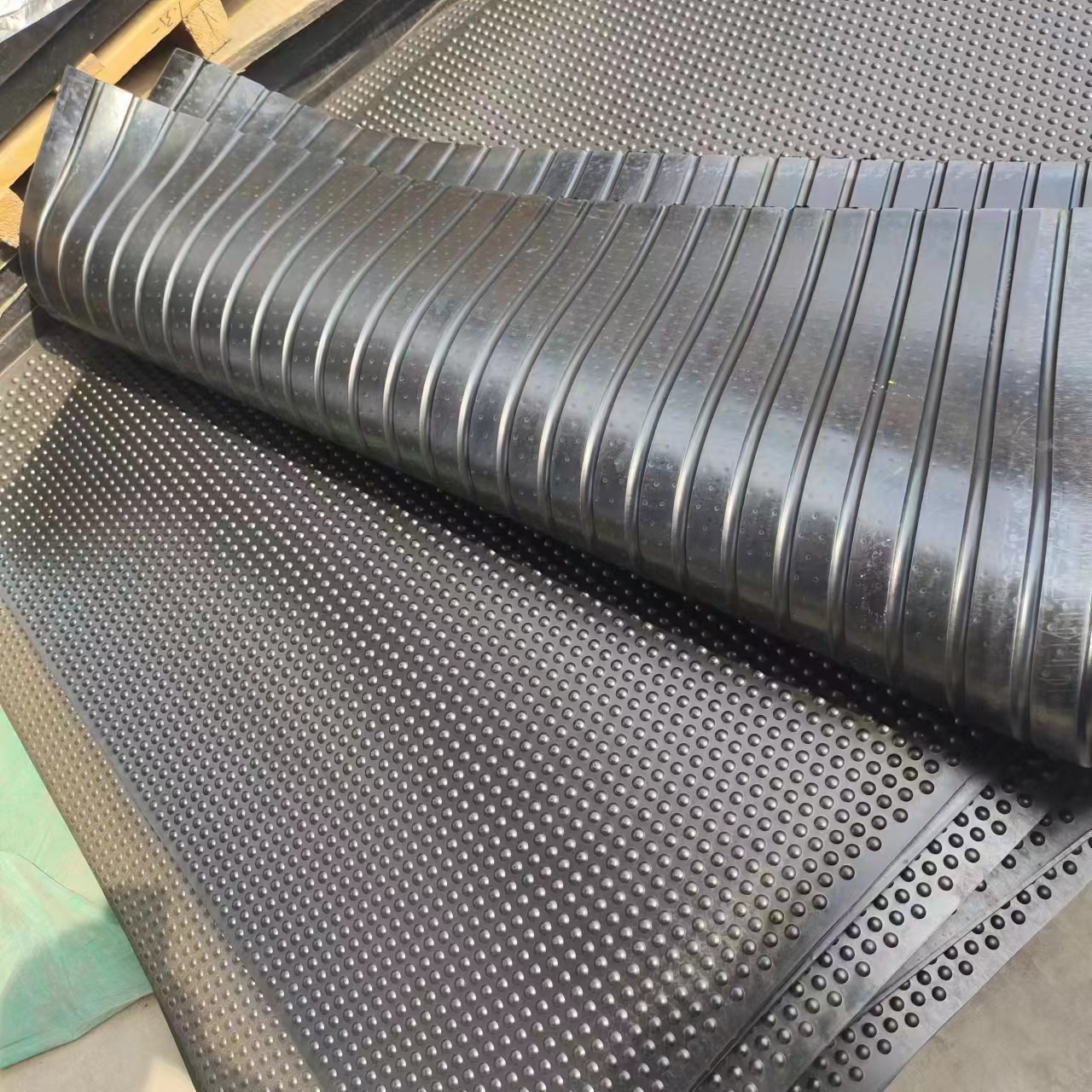 保暖高耐磨加厚牛舍垫珍珠纹牛圈防滑橡胶垫养殖场防水耐潮畜牧垫