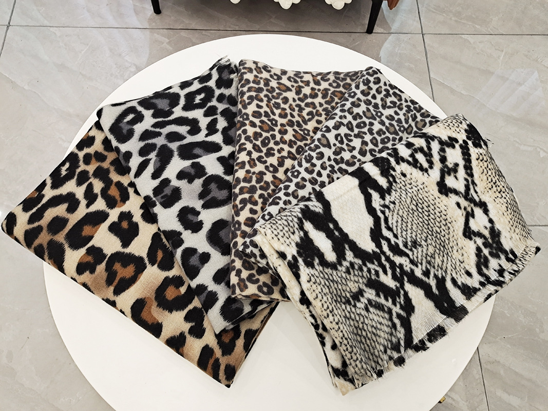 Women's Vintage Style Color Block Leopard Imitation Cashmere Scarf display picture 2