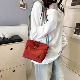 尼龙布休闲小包包女2025新款轻便百搭斜挎包女时尚通勤简约单肩包