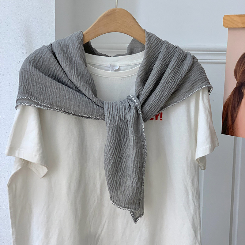 90 toallas cuadradas para mujeres otoño y invierno 2025 nuevo color sólido borde de dientes curvos bolsas de pañuelo protector de cuello bufandas bufandas de seda al por mayor