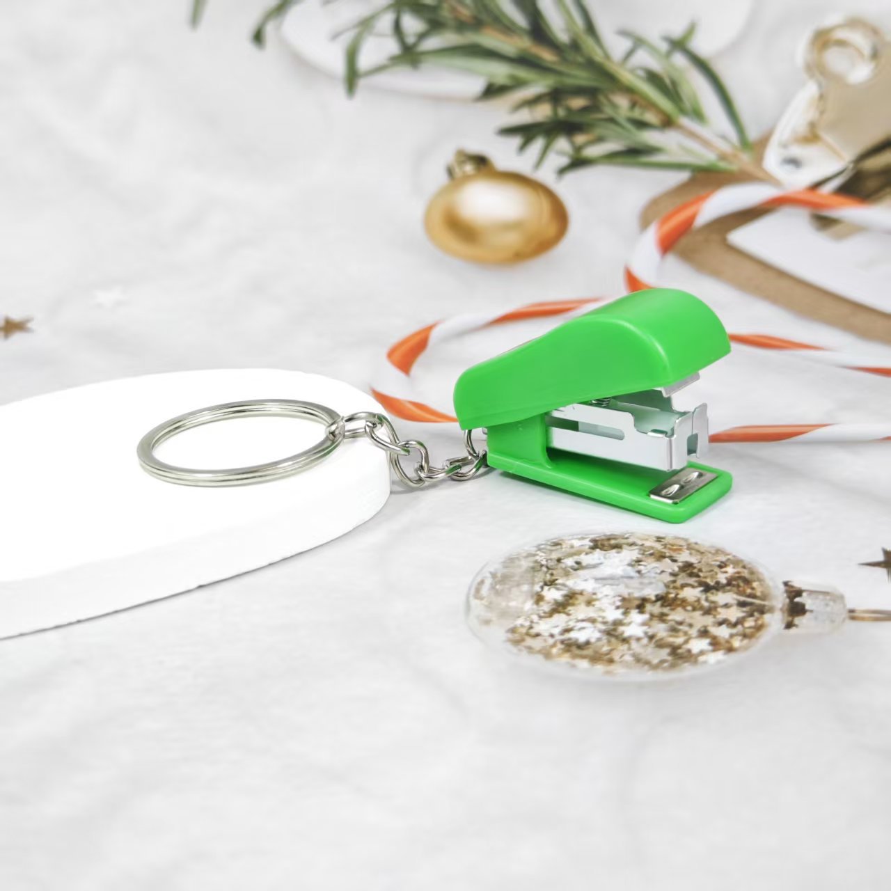 Mini grapadora de dibujos animados transfronterizos macarón llavero estudiantes grapadora creativa colgante conveniente al por mayor