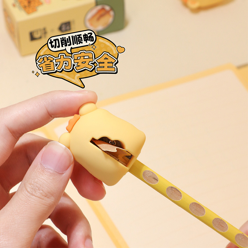 KUKI Kuki pequeño oso cuchillo de lápiz caja ciega afilador de lápiz auténtico lindo creativo muñeca especial para estudiantes de primaria