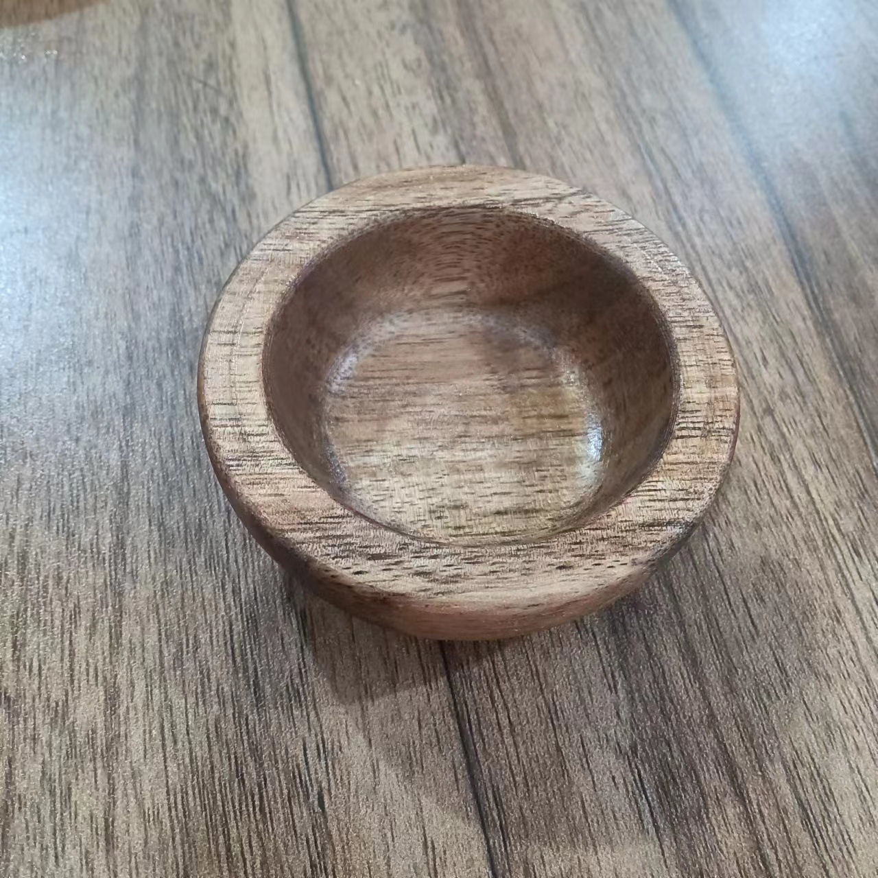 Madera de caucho japonesa pequeña y exquisita, bandeja de nueces redonda simple, bandeja de bocadillos de frutas secas para el hogar, almacenamiento en la sala de estar