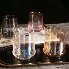 酒杯;玻璃杯;盘
