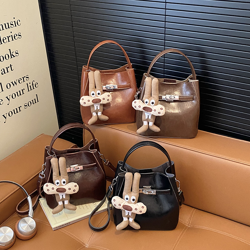 Bolso de viaje bolso de cubo de mano mujer 2025 nuevo otoño invierno alto sentido retro bolso de hombro relajado bolso de mochila