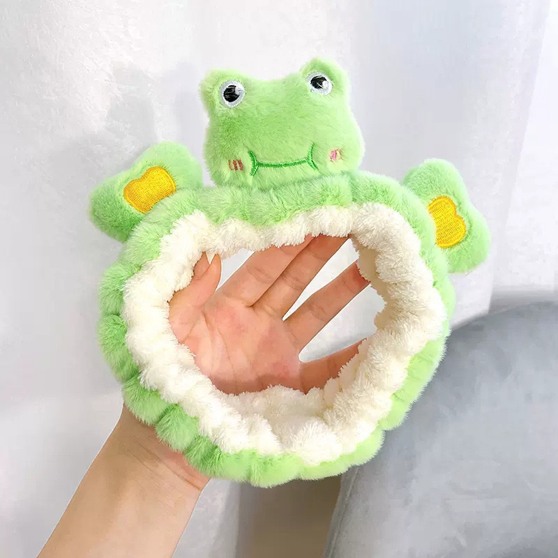 顔を洗って髪を洗って新型の少女の韓国の化粧をつけてマスクの専用のカチューシャをつけます。