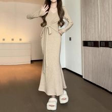 法式气质V领杏色针织连衣裙秋季高级感赫本风长裙绑带显瘦打底裙