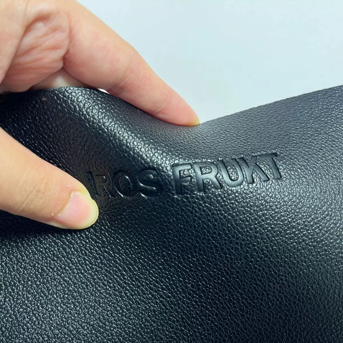 凹凸压花高周波PU皮革裁片加工定制箱包logo定位印花化妆包商标