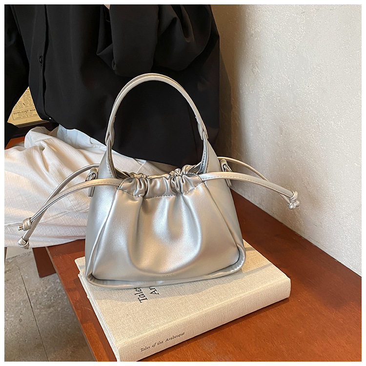 Korean version fashionable drawstring handbag for women 2024 new large capacity bucket commuting versatile shoulder_voghion.com